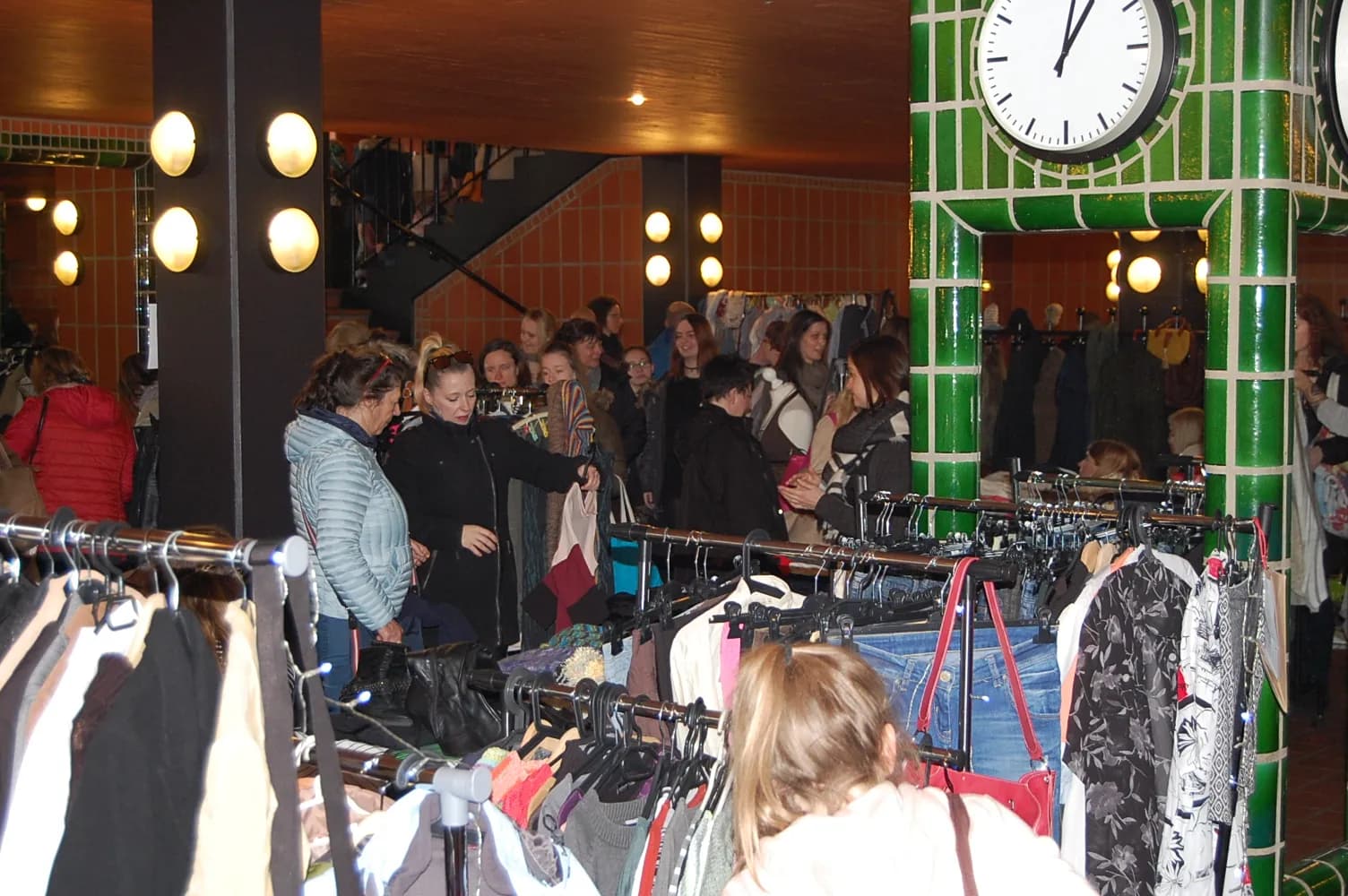 Volle Verkaufshalle beim Mädelsflohmarkt im "Bergischen Löwen" in Bergisch Gladbach
