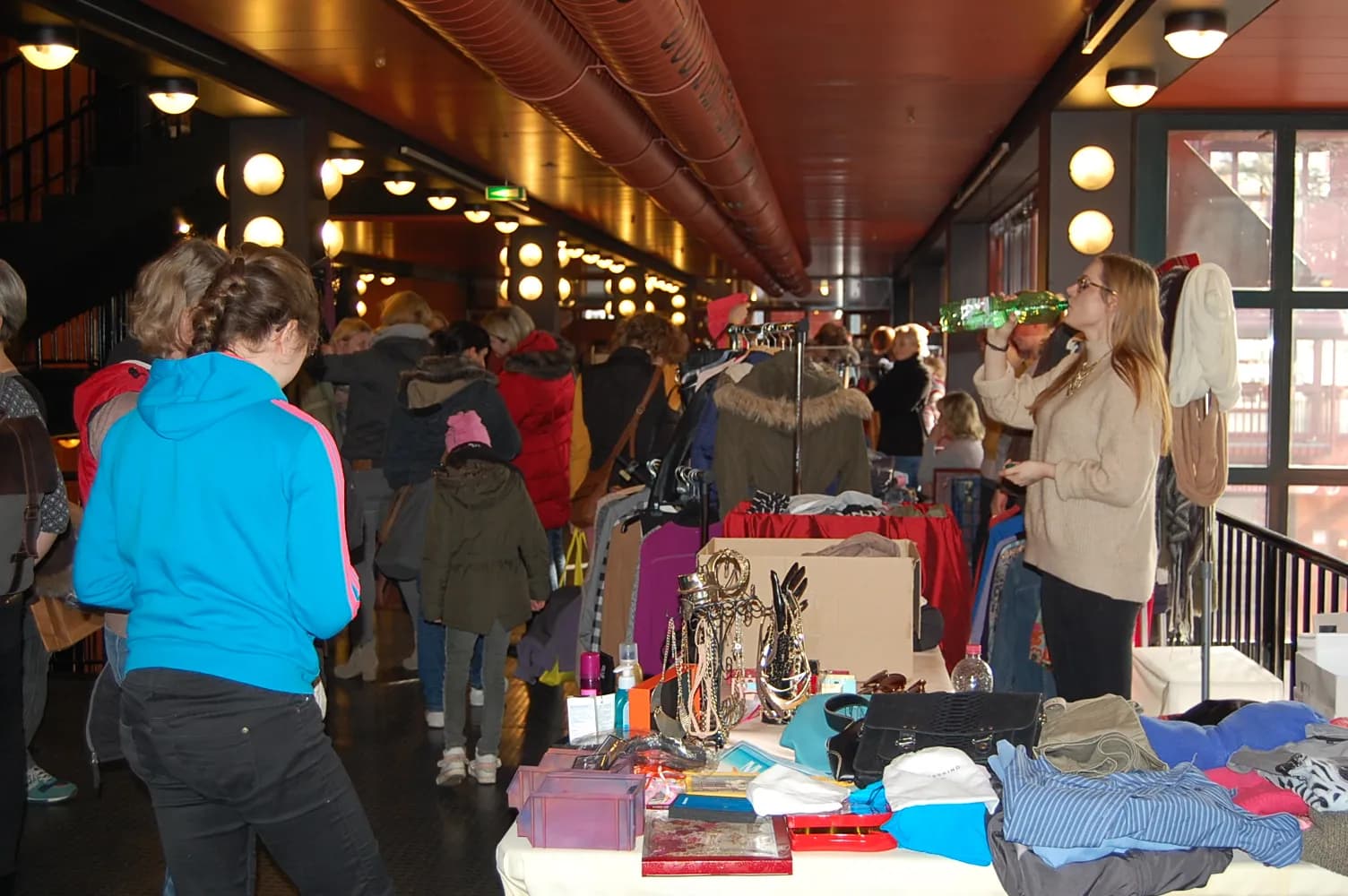 Verkaufsstand mit Kleiderstangen voller Secondhand-Mode