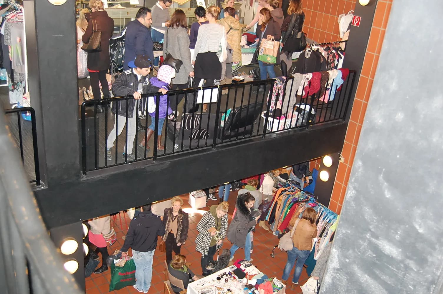 Stand mit Taschen, Schuhen und Accessoires
