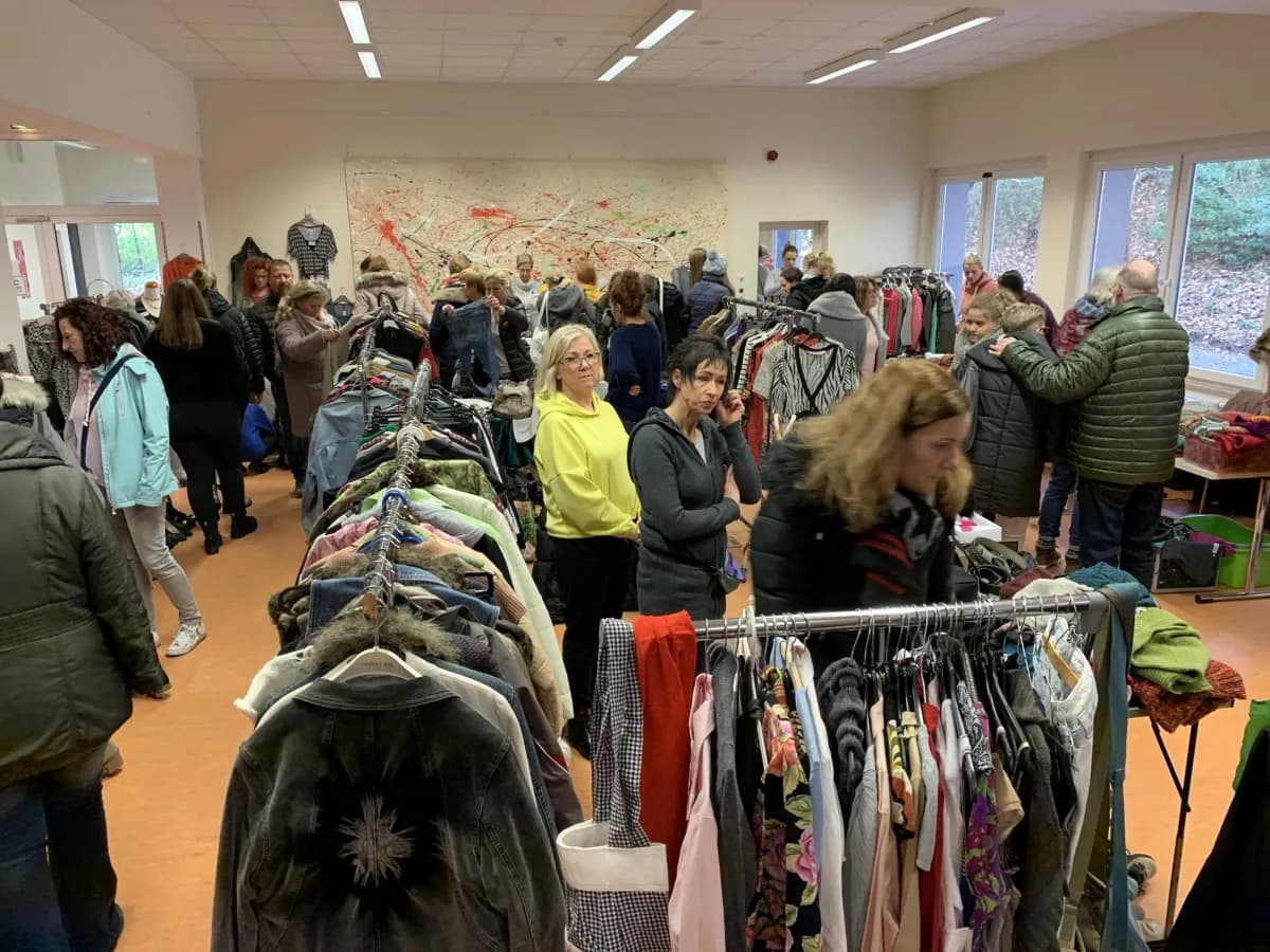 Besucherinnen beim Stöbern in der Wiehltalhalle