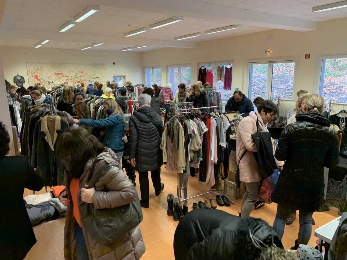 Verkaufsstand mit Kleiderstangen voller Secondhand-Mode