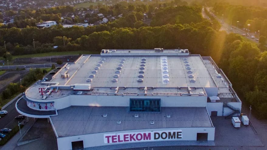 Der Telekom Dome in Bonn aus der Luft im Abendlicht, Veranstaltungsort des Mädelsflohmarkts