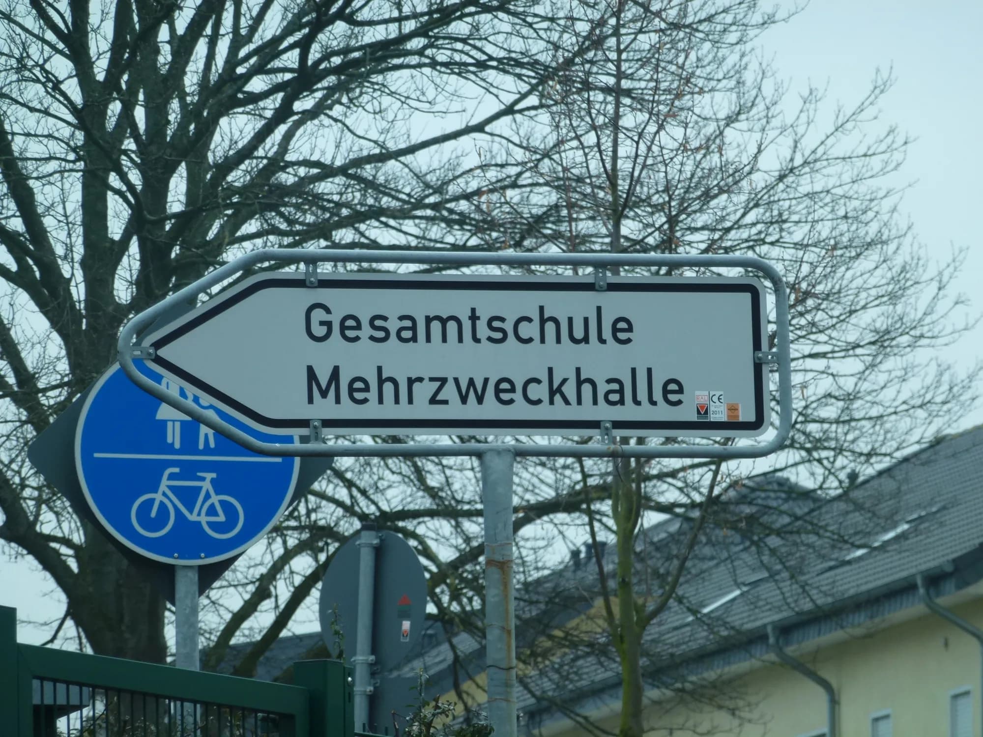 Besucherinnen beim Stöbern an den Ständen in Hennef