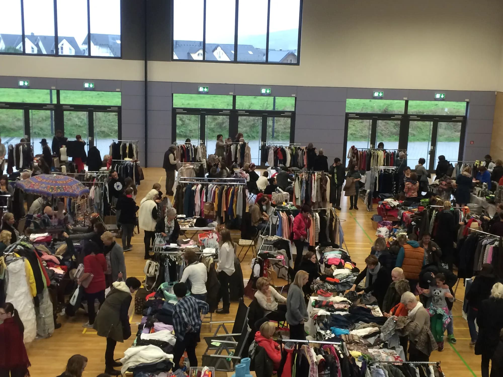Verkaufsstände beim Mädelsflohmarkt in der Mehrzweckhalle "Meiersheide" in Hennef