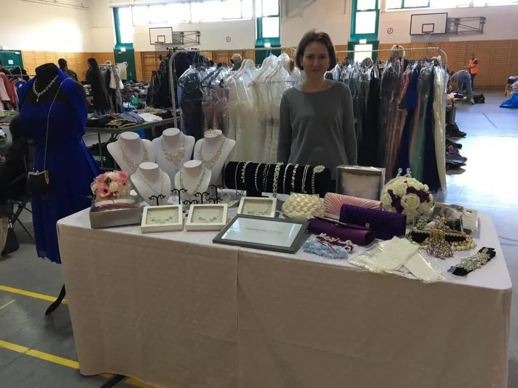 Stand mit Taschen, Schmuck und Accessoires