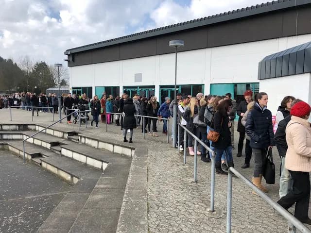 Besucherinnen beim Stöbern in der Jabachhalle