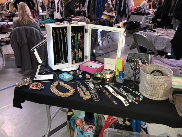 Standreihen mit Damenmode in der Jabachhalle