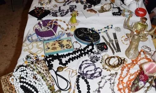 Stand mit Taschen, Schmuck und Accessoires