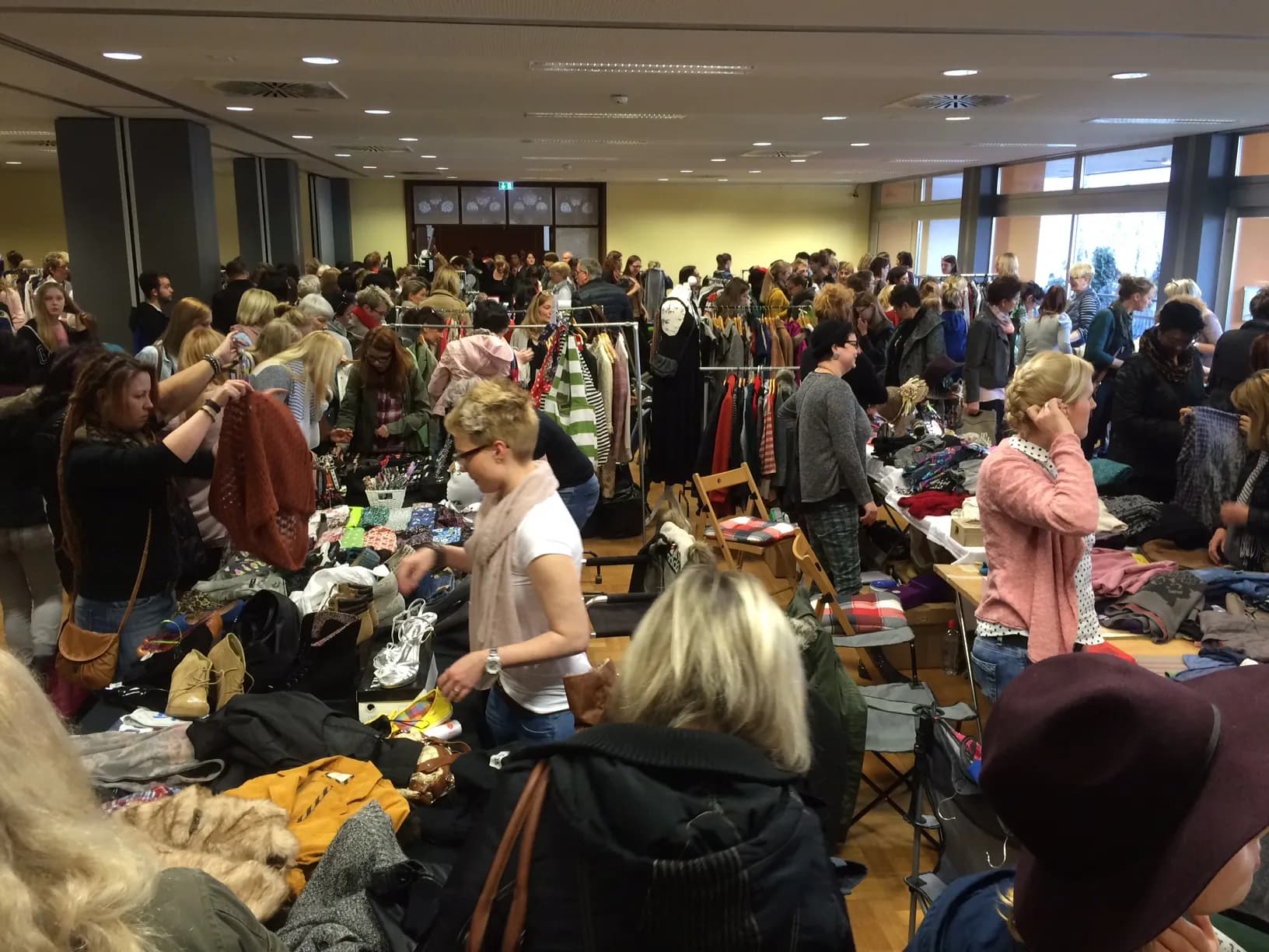 Mädelsflohmarkt in der beheizten Siegerlandhalle in Siegen
