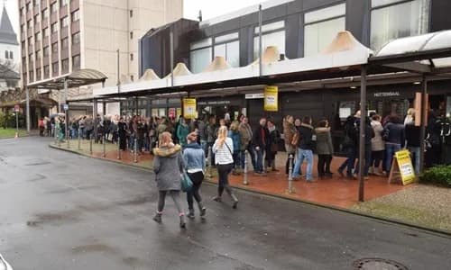 Verkaufsstand mit Kleiderstangen und Schuhen